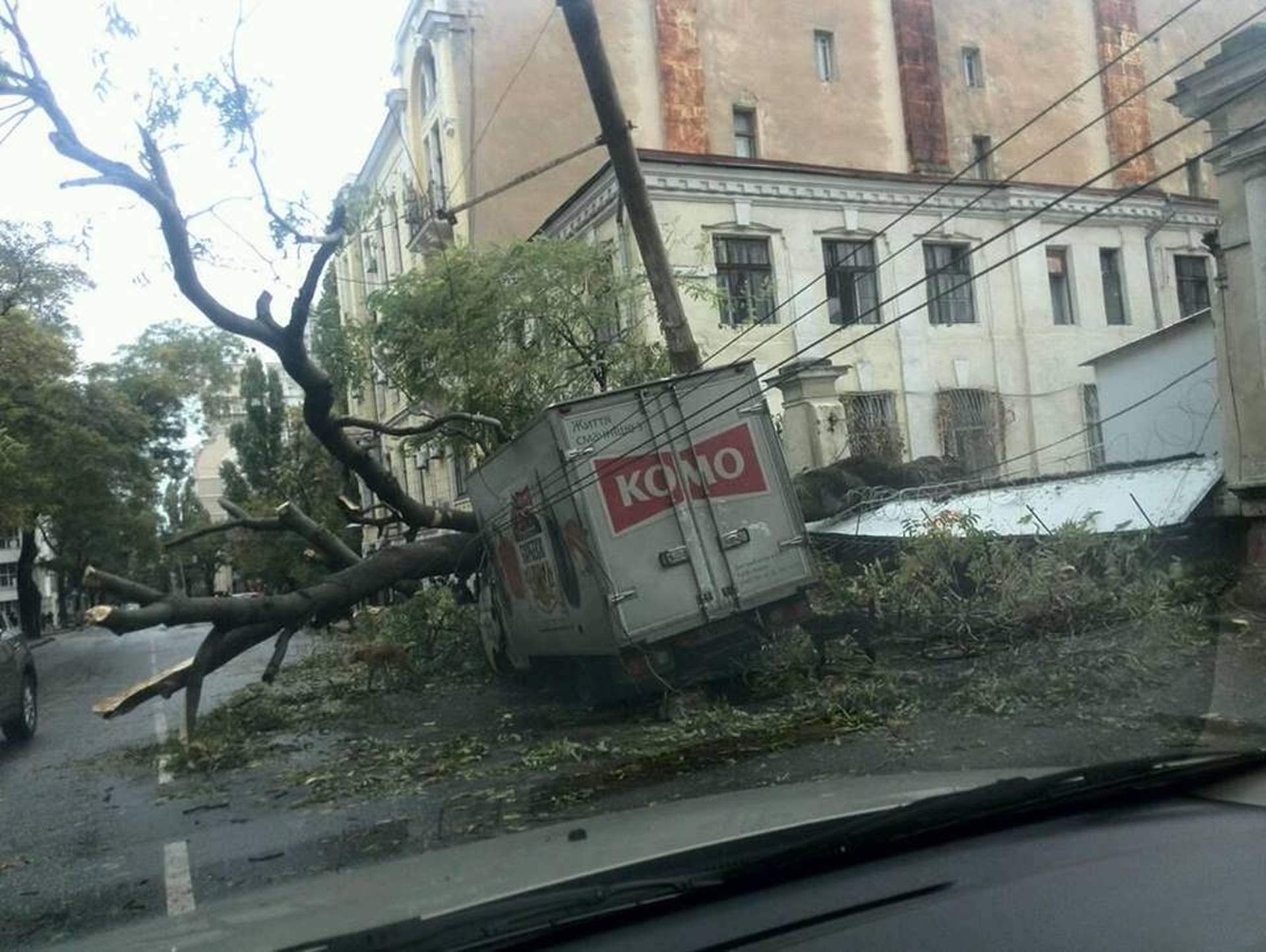 Одесский ураган: поломанные деревья и упавший кран  