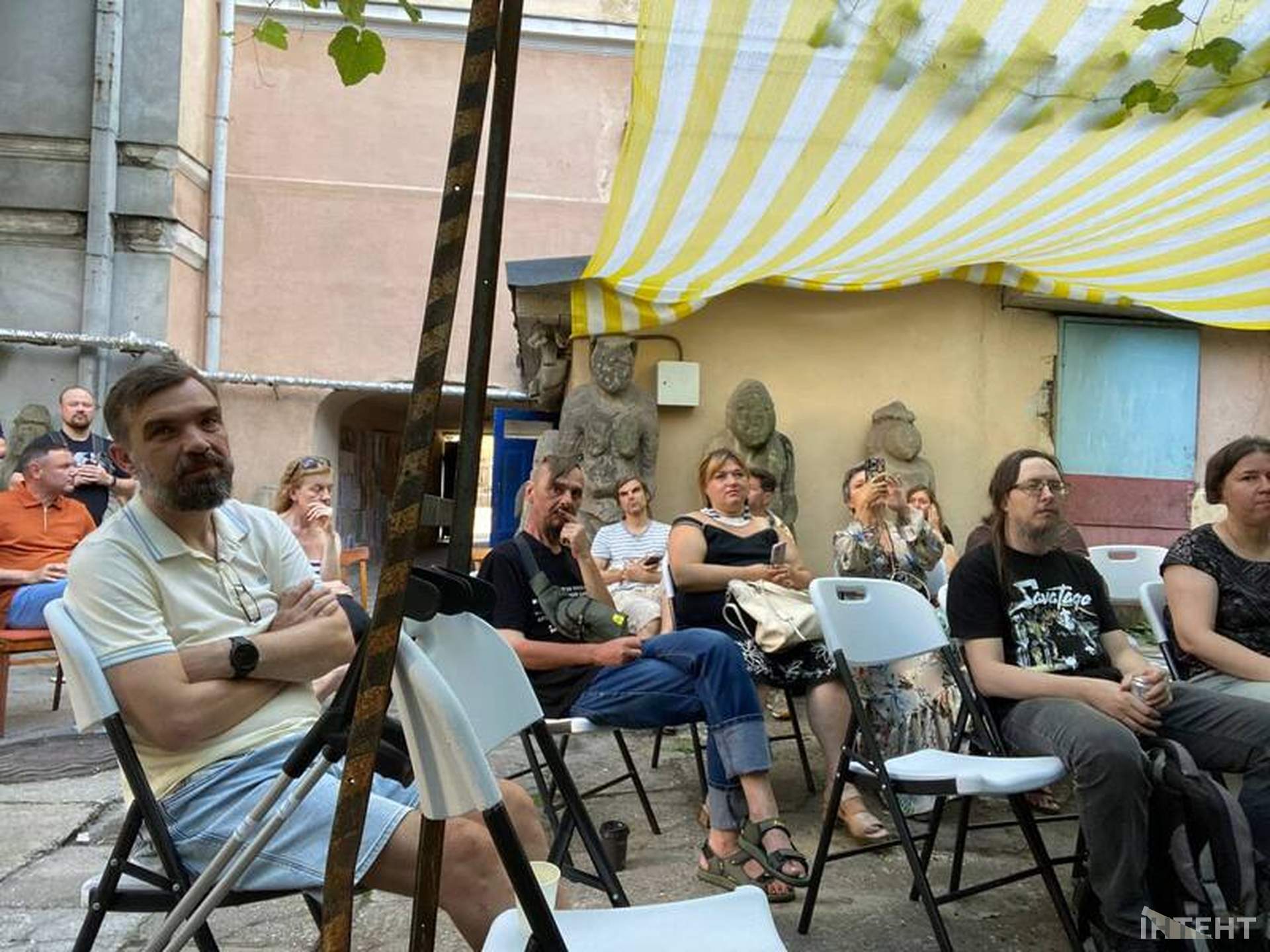 На фінісажі виставки Наталі Довбиш в Одесі зібрали кошти для захисника України