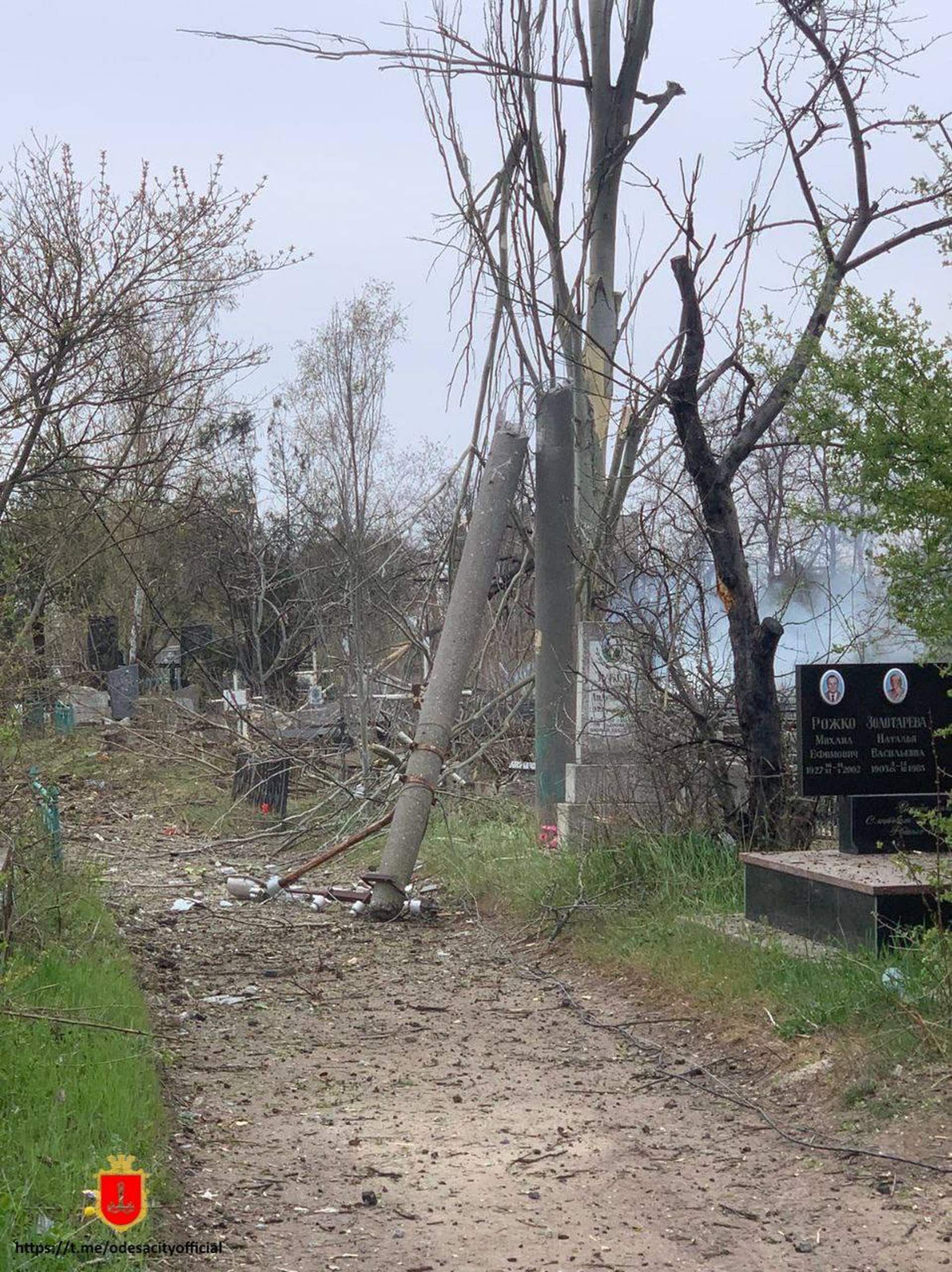 Зруйнований будинок, загиблі люди та розтрощене кладовище:  ворог вгатив по Одесі ракетами