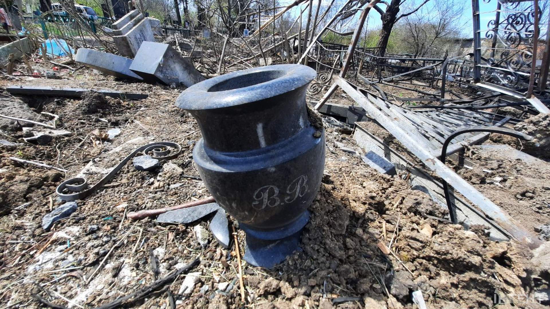 Як виглядає частина одеського кладовища, куди влучила російська ракета