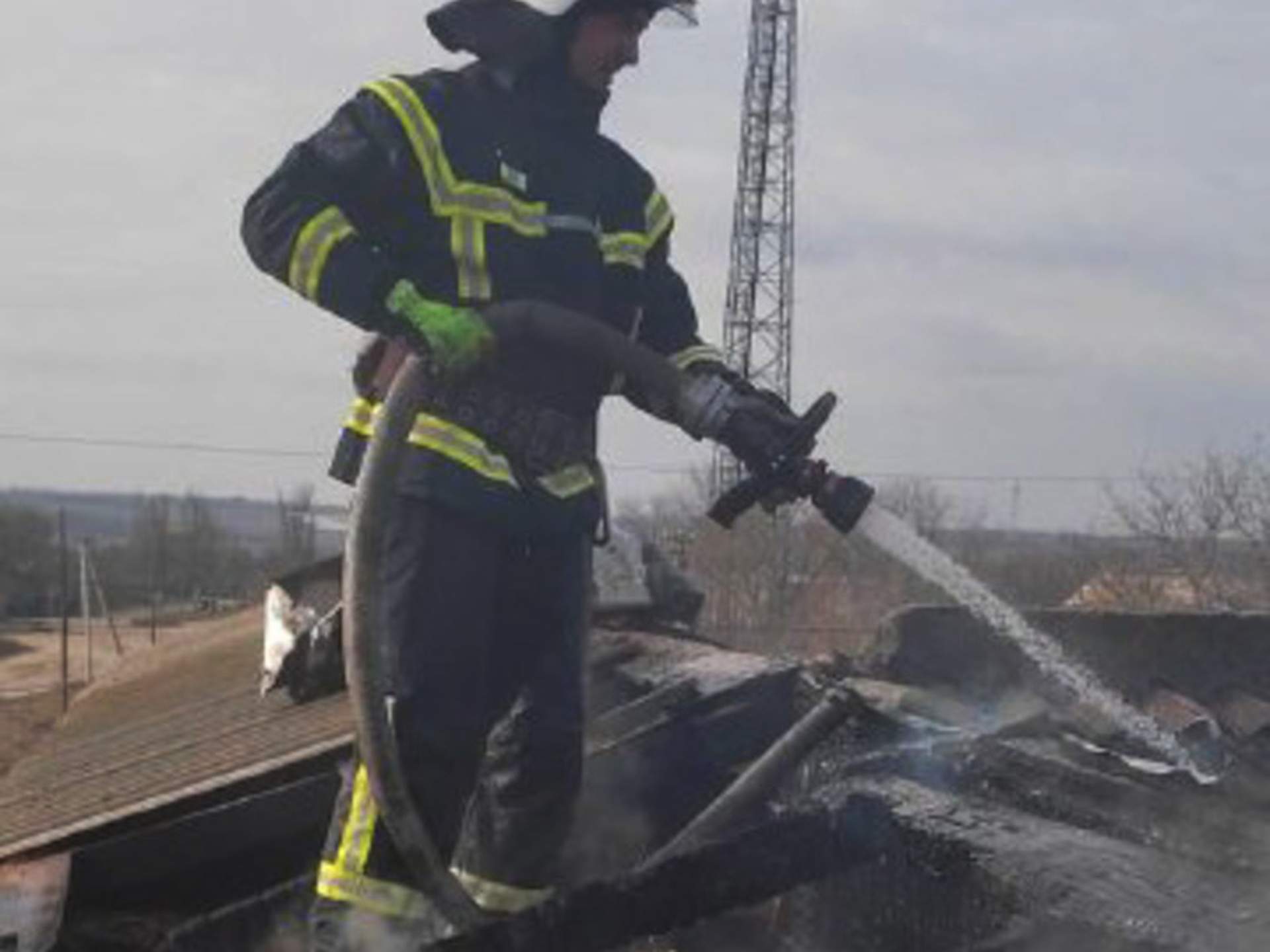 Через російські обстріли в Очакові загорівся гараж