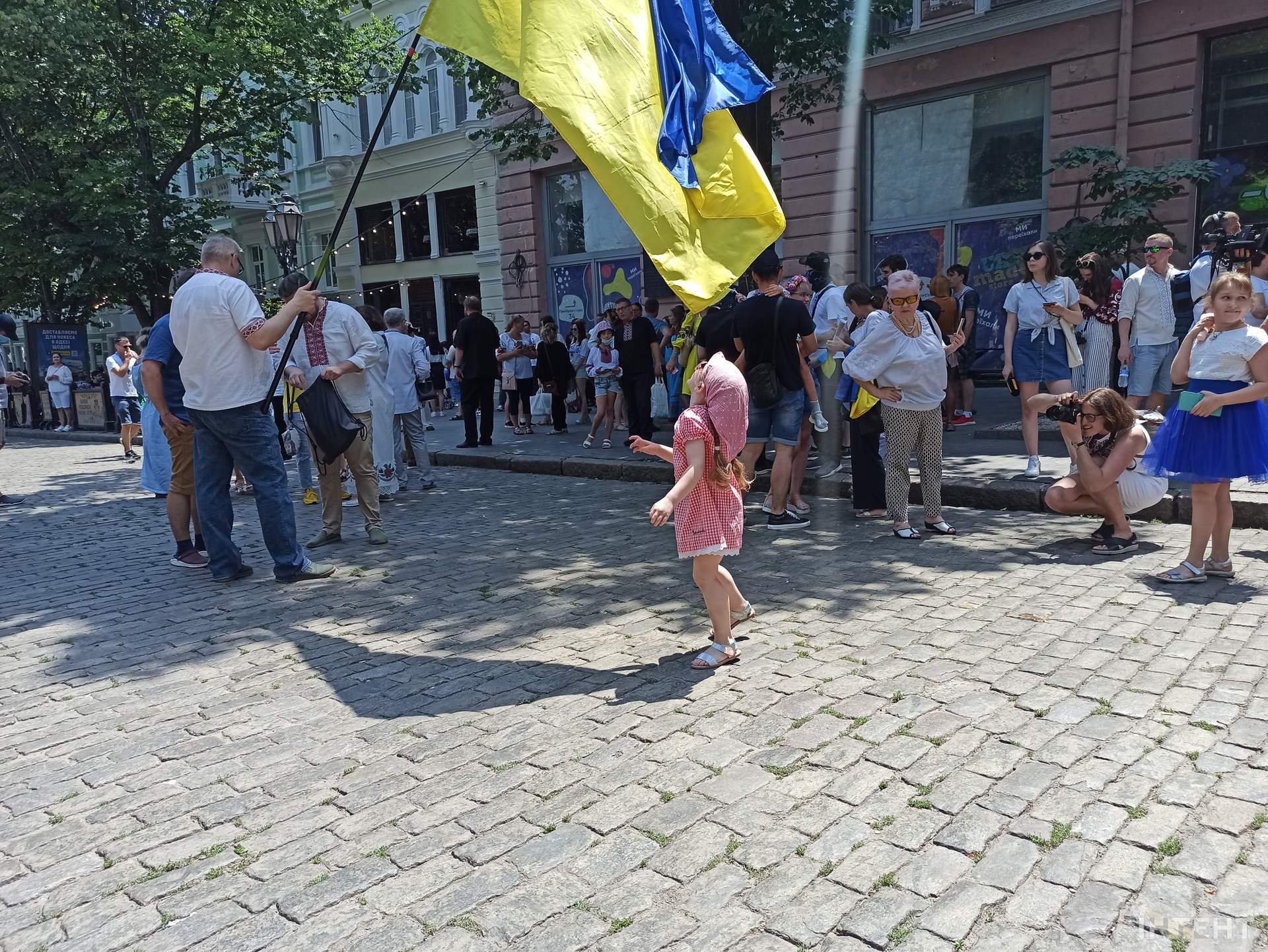 В Одесі влаштували мегамарш вишиванок та автопробіг до дня кримськотатарського прапору