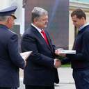 Президент наградил подростков из Одессы, спасавших детей в «Виктории»