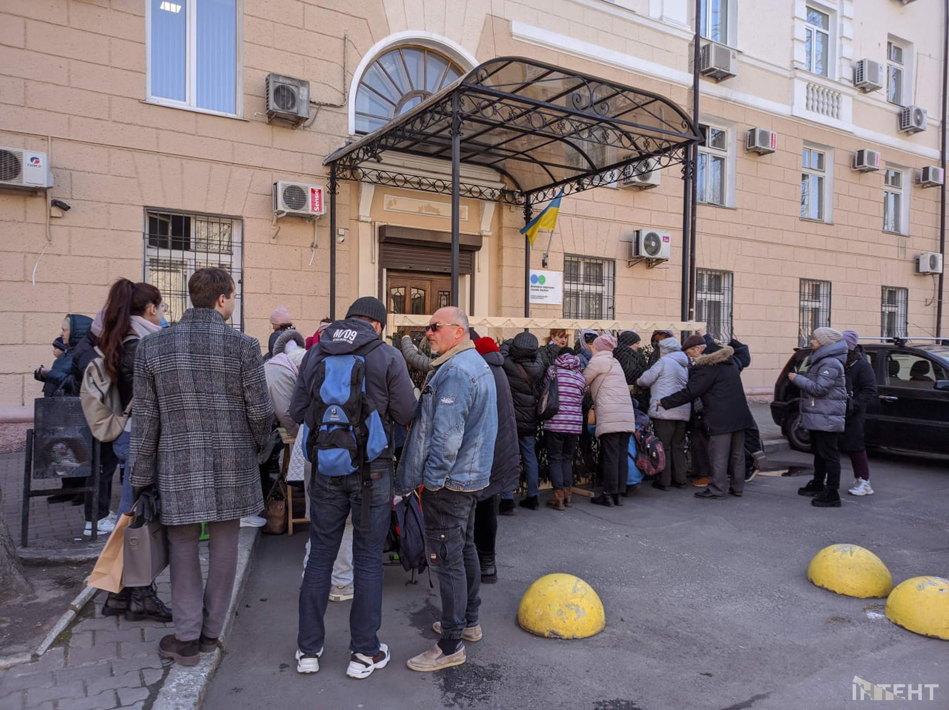 Одеські волонтери на знак протесту плетуть сітки біля податкової