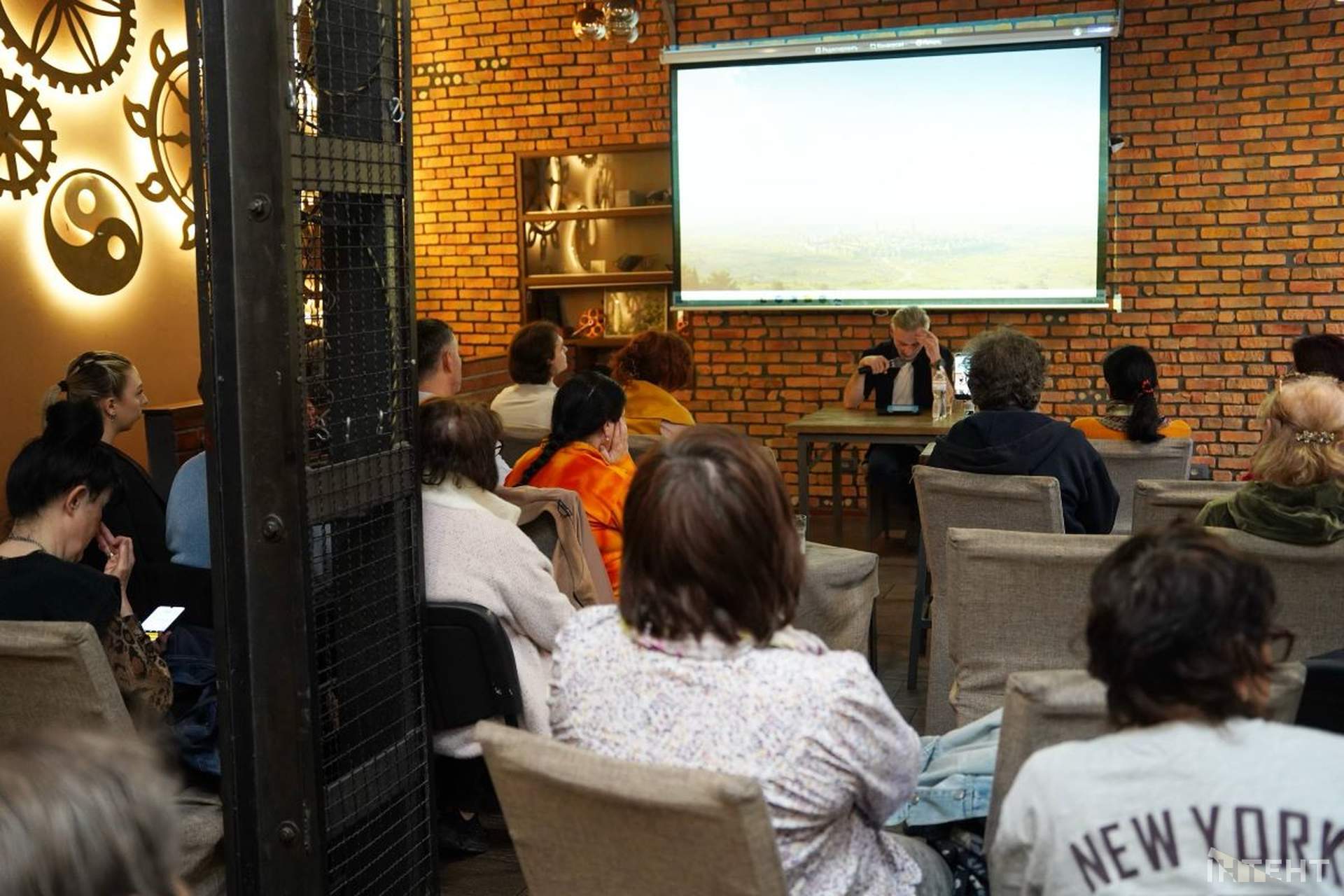 Фронт, філософія та фантастика: в Одесі презентували роман військового
