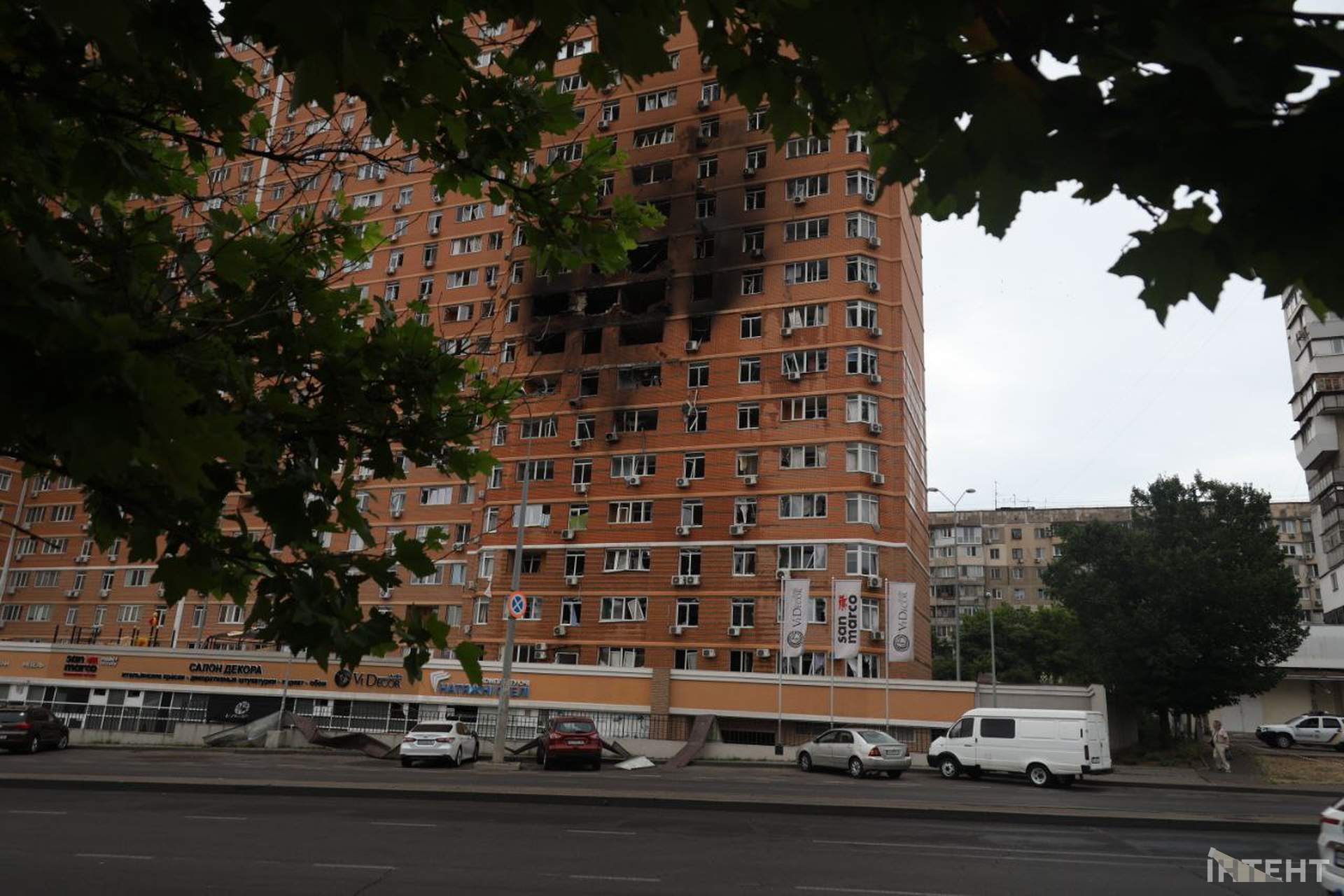 Наслідки влучання дрону в багатоповерхівку в Одесі у світлинах Інтента