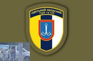 Одеситка заскочила в автобус ТЦК аби не дати забрати свого супутника