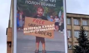 В Николаеве возле городского совета расположили баннер в поддержку военнопленных