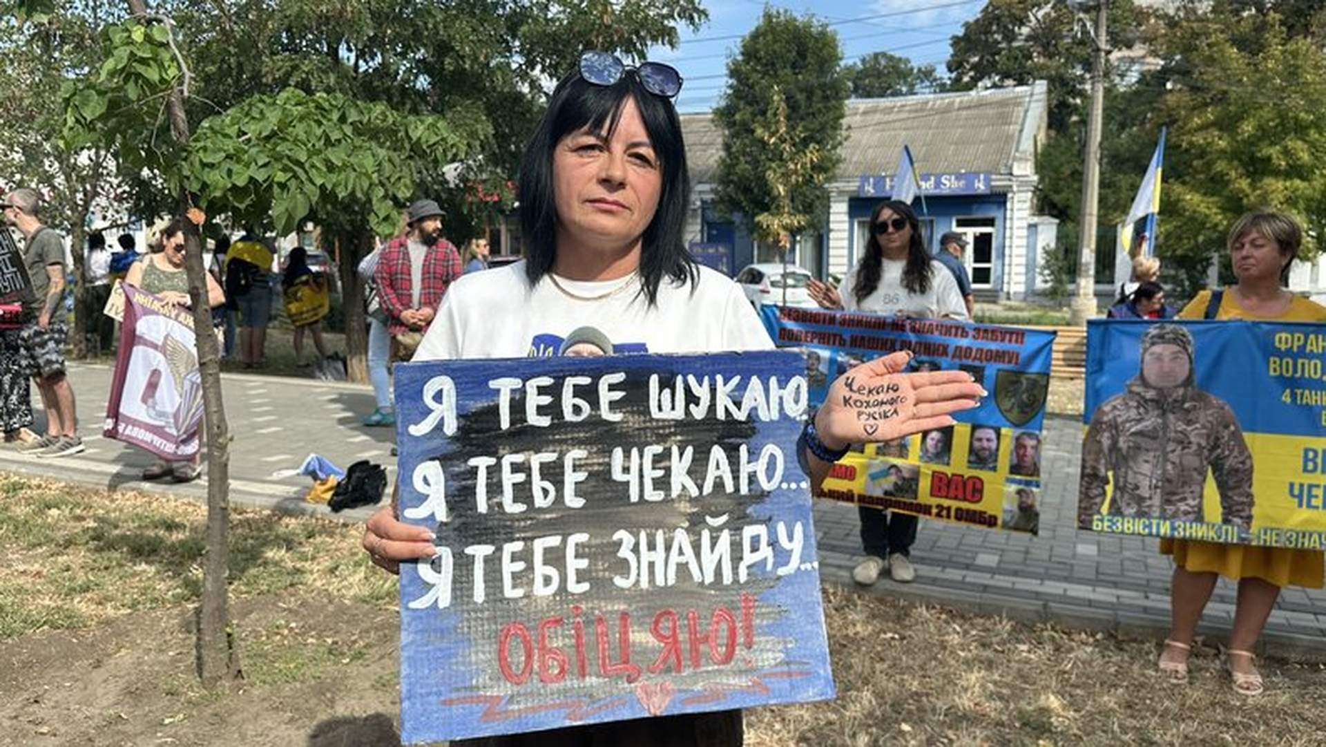 Миколаївці зустріли двох воїнів, звільнених із полону