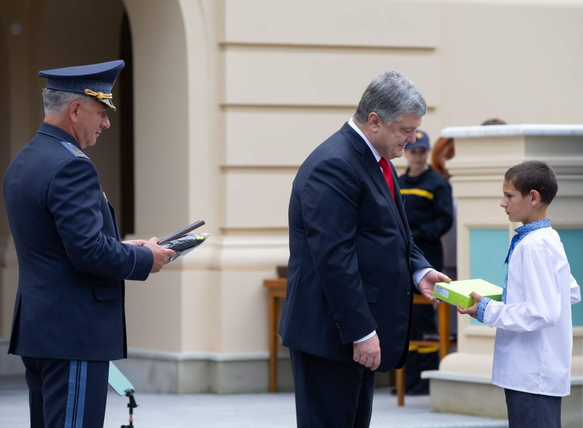 Президент наградил подростков из Одессы, спасавших детей в «Виктории»