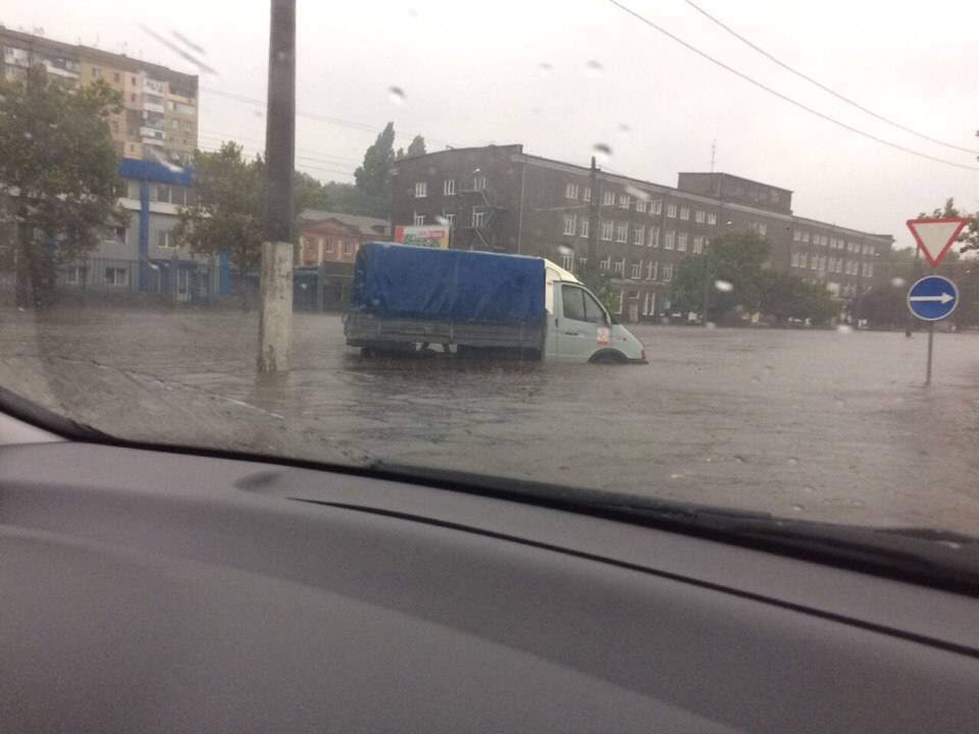 Дождь традиционно спровоцировал в Одессе транспортный коллапс