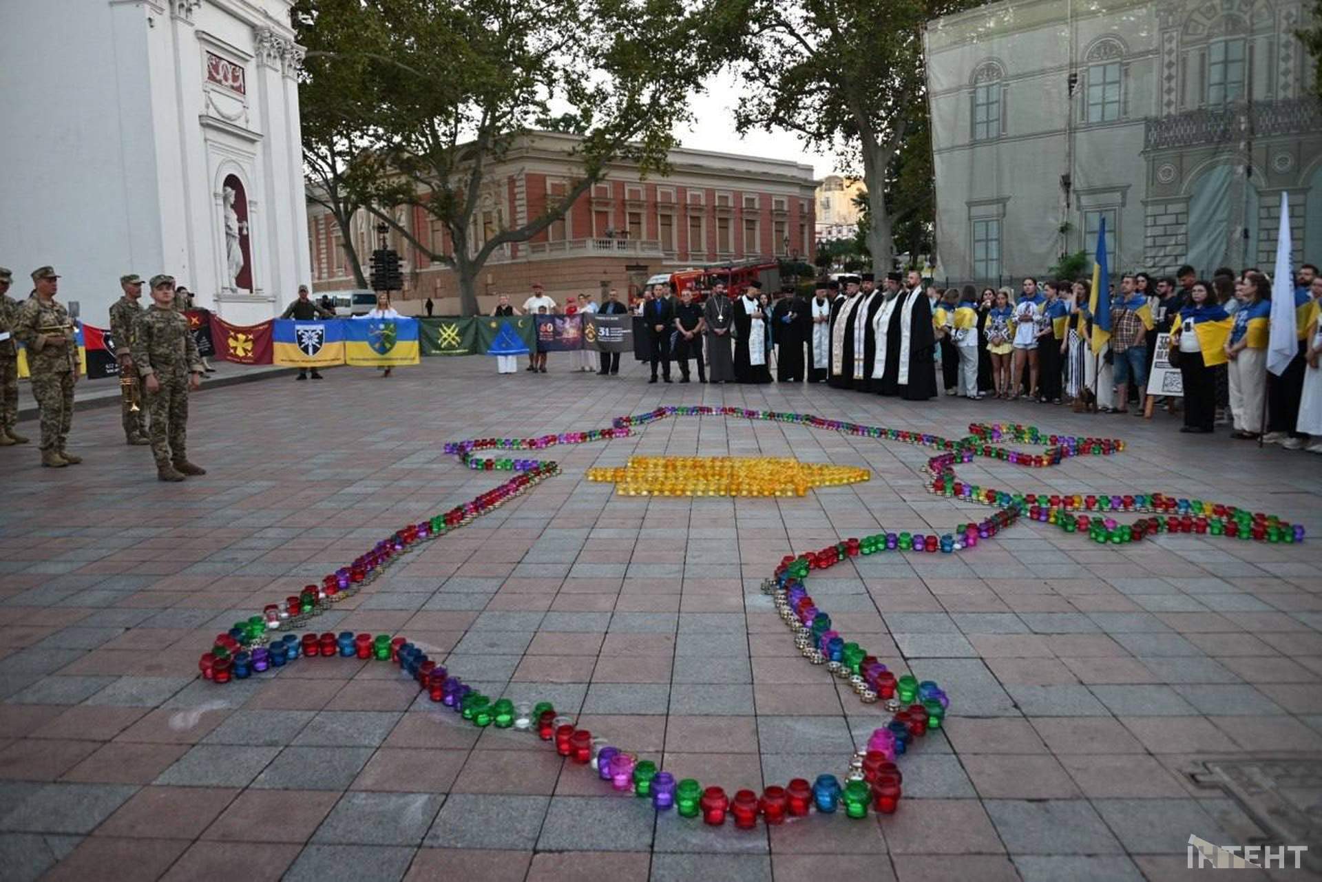 Лампадки, панахида та військовий оркестр: в Одесі стартував Вишиванковий фестиваль