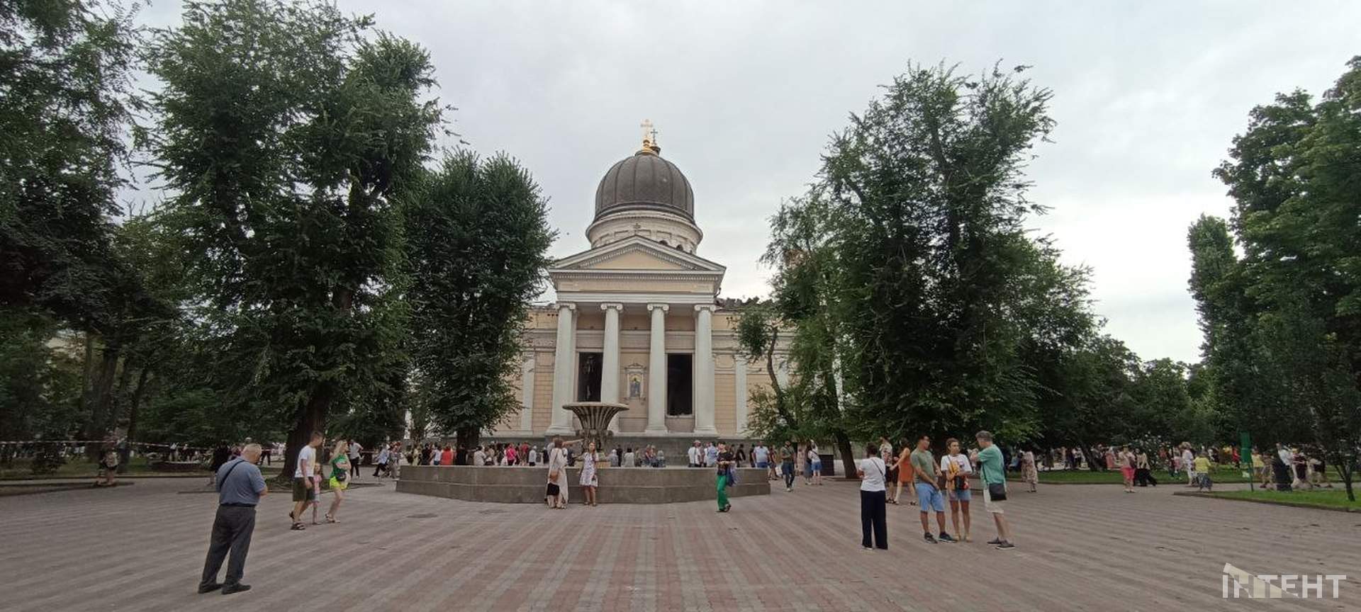 Наслідки нічної атаки росіян по Одесі в світлинах Інтента