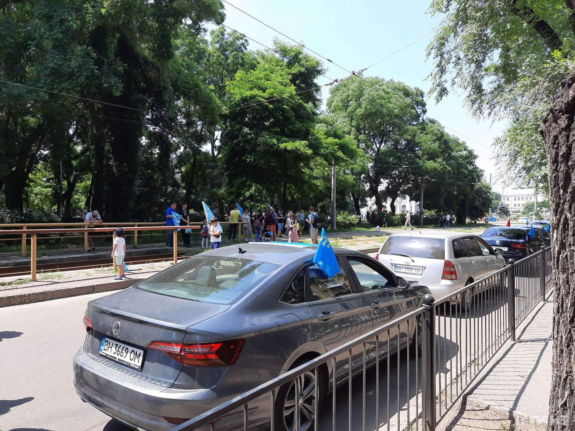 В Одесі влаштували мегамарш вишиванок та автопробіг до дня кримськотатарського прапору