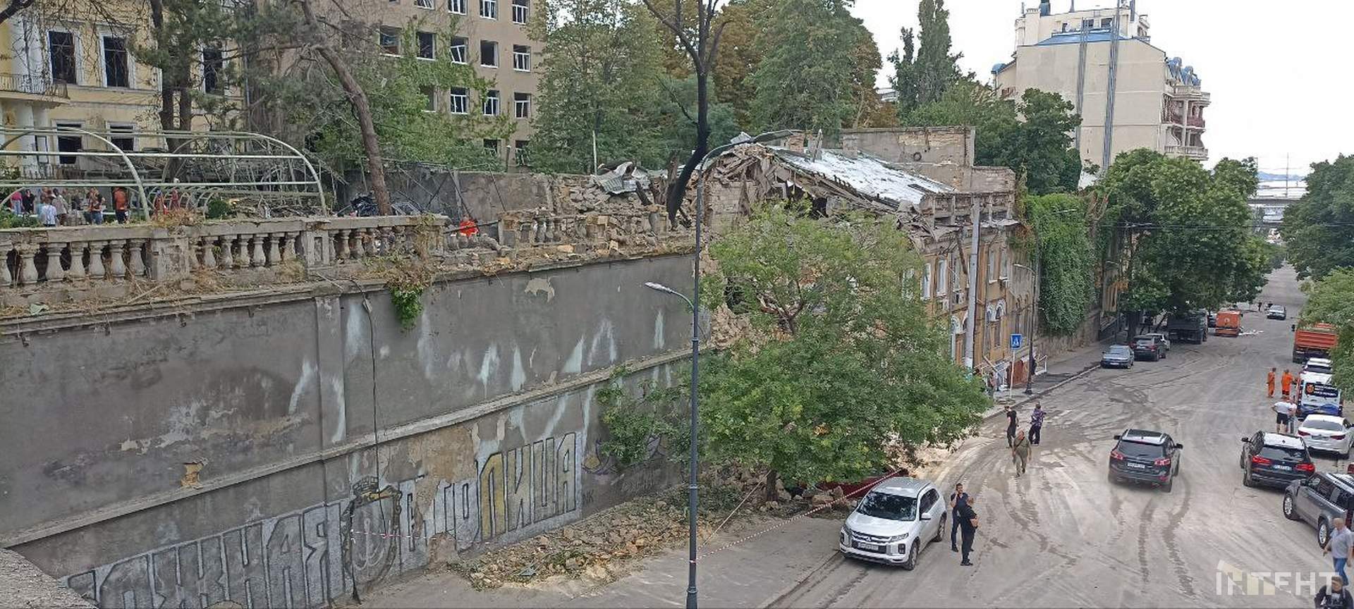 Наслідки нічної атаки росіян по Одесі в світлинах Інтента