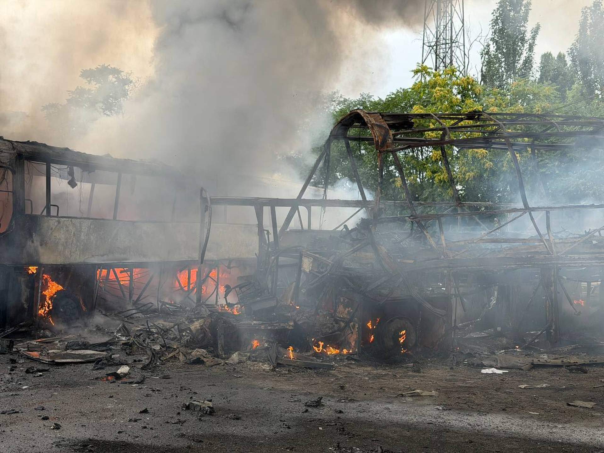 В Одесі росіяни поцілили в автостоянку та багатоповерхівку