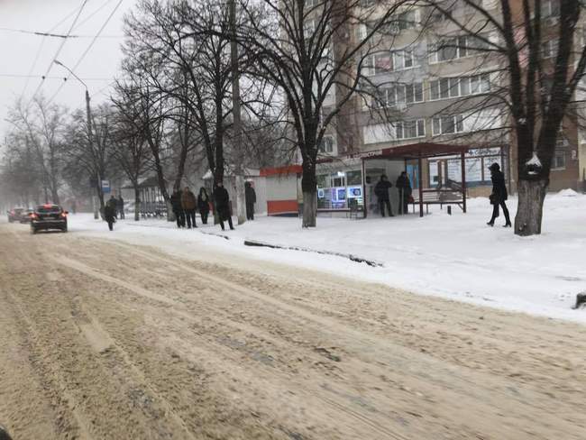 Борьба с непогодой в Одессе: техника на улицах и приглашения в кафе погреться