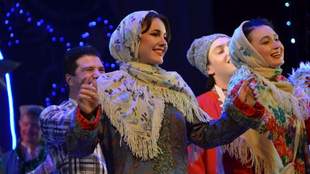 Кисть, голос, сцена: художница, которая творит без ограничений