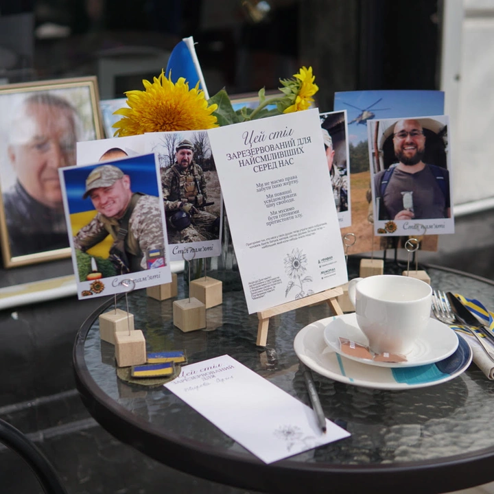Акція вшанування полеглих захисників "Стіл пам'яті"