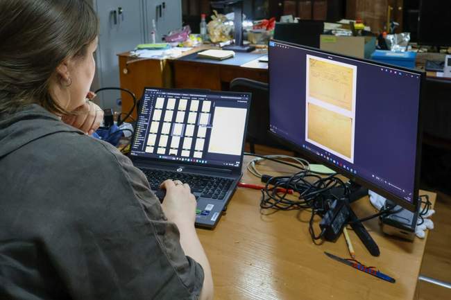Maria Lobanova uploads digitized documents to the server. Photo: Oksana Hrytsiuta