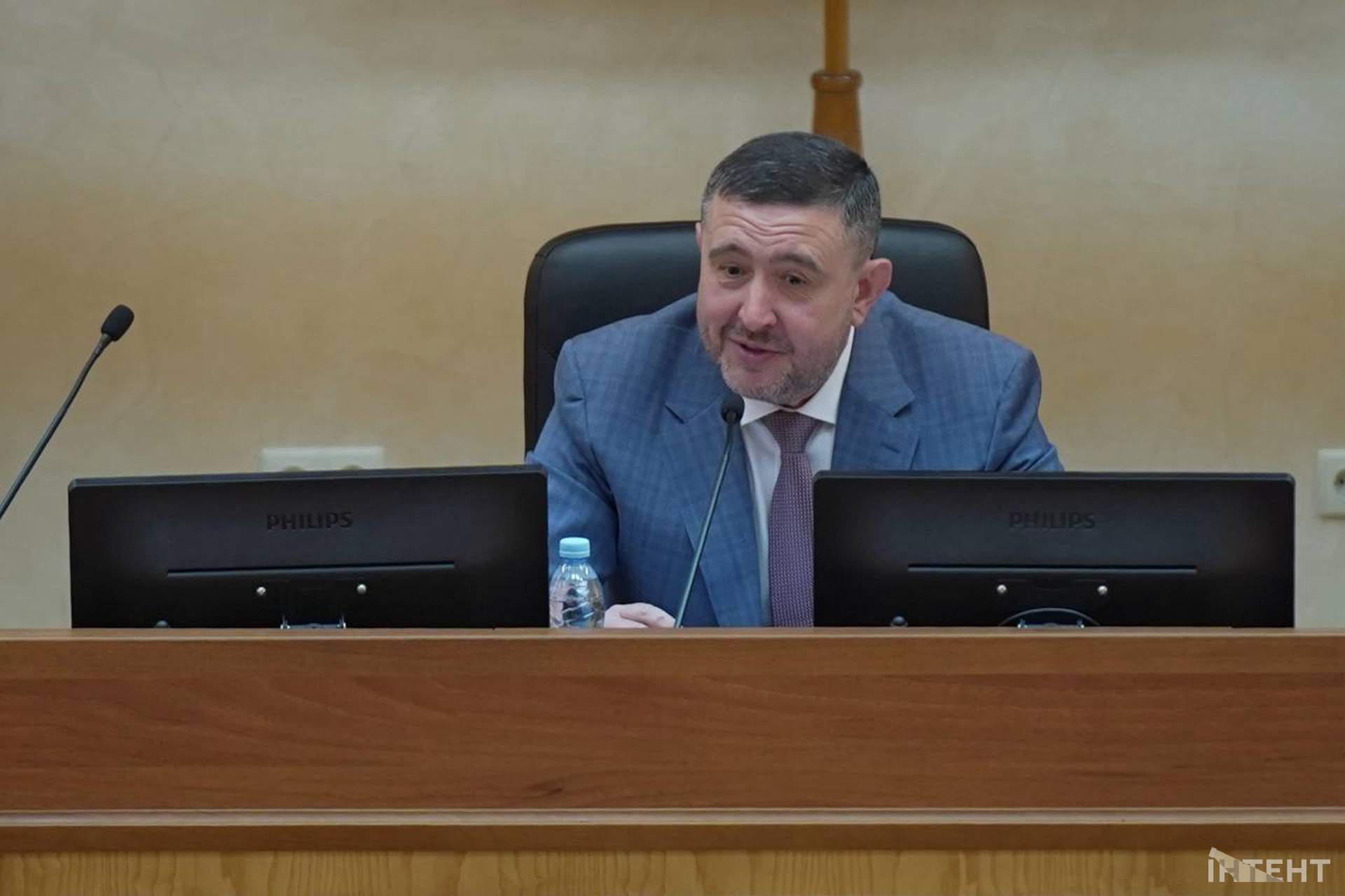 Депутатські суперечки й рокірування у світлинах Інтента