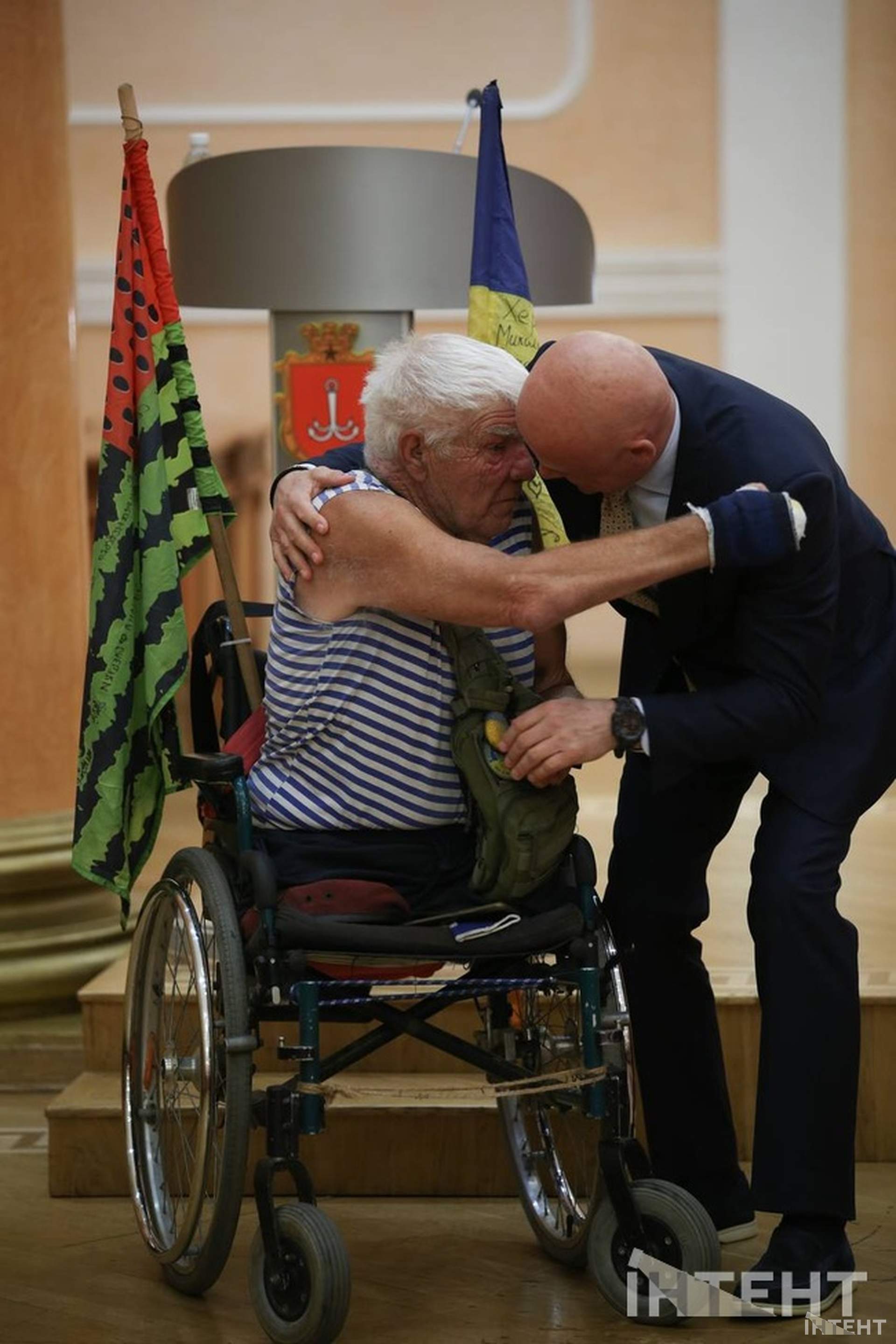 Дядя Гриша у гостях та вимкнення світла: сесія Одеської міської ради у світлинах Інтента