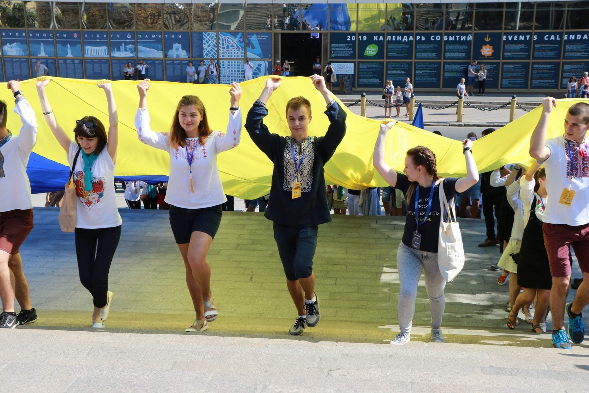 В Одессе развернули 28-метровый флаг Украины и посвятили акцию заложникам Кремля
