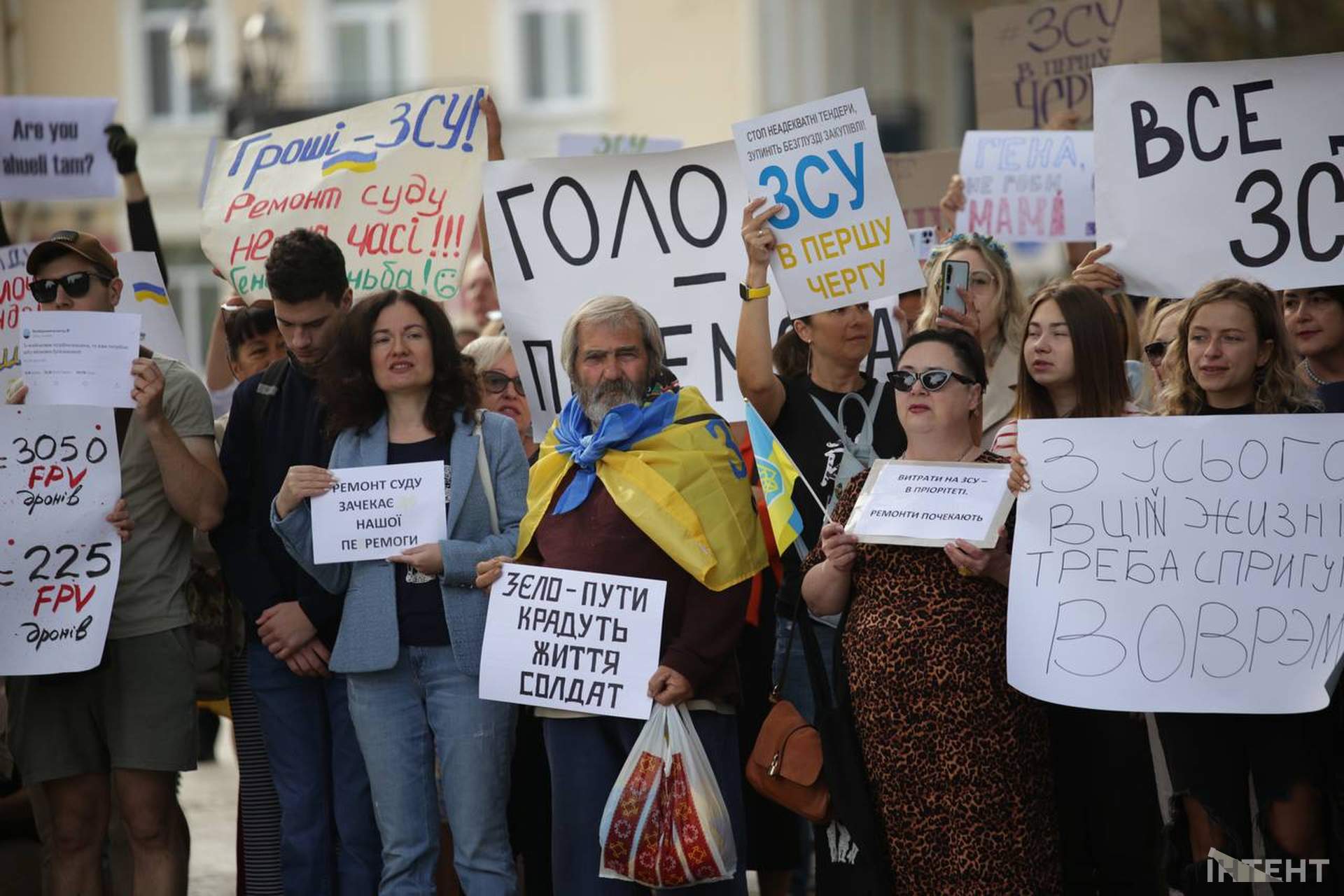 "В першу чергу - ЗСУ": в Одесі вже майже два тижні протестують проти несвоєчасних тендерів