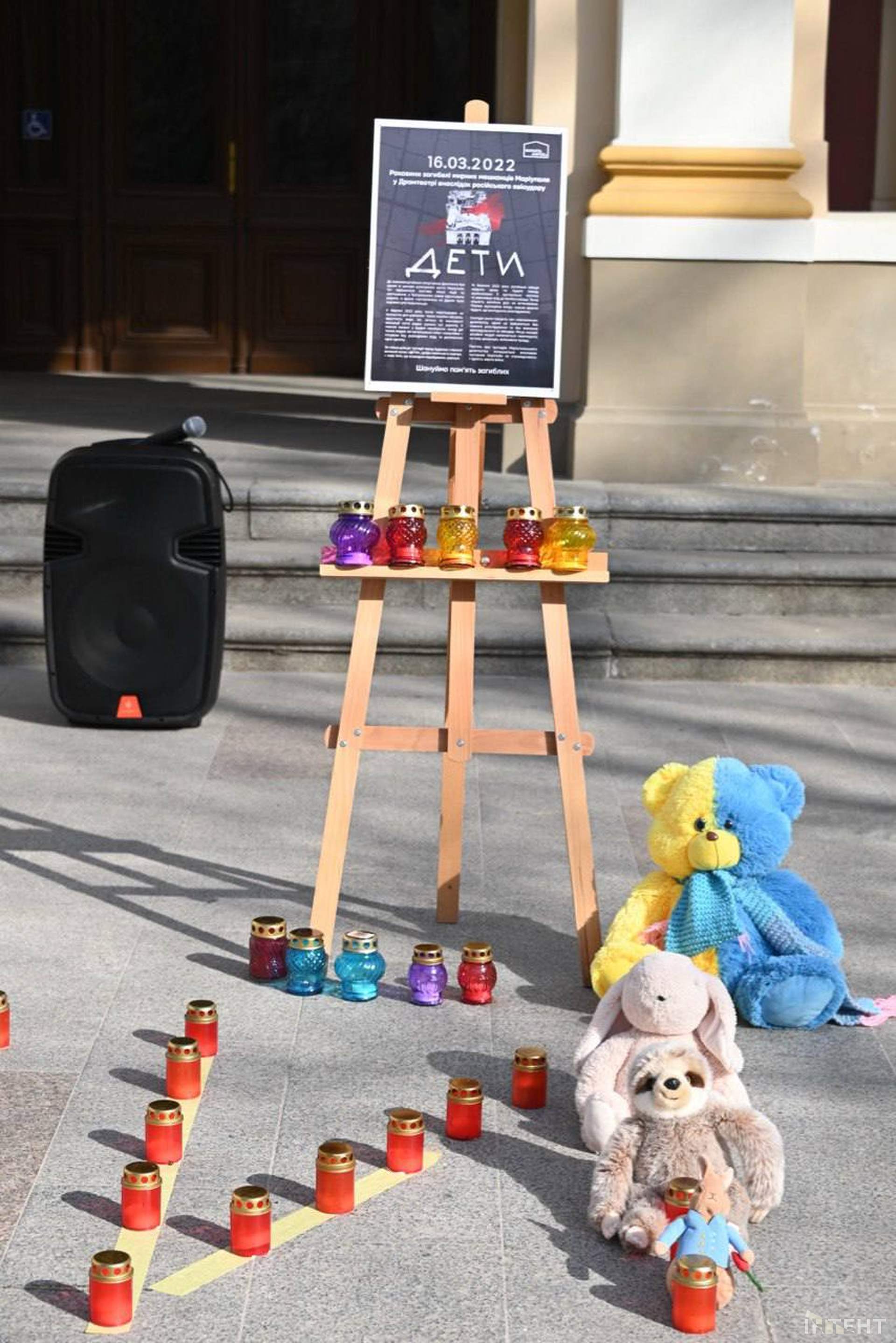 В Одесі вшанували пам'ять вбитих росіянами у драмтеатрі Маріуполя