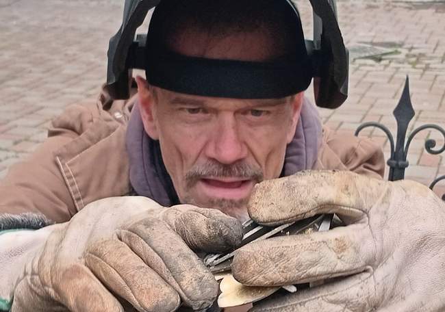 Гідо Хайсіг встановлює скульптури. ФОТО: Інтент / Ната Чернецька