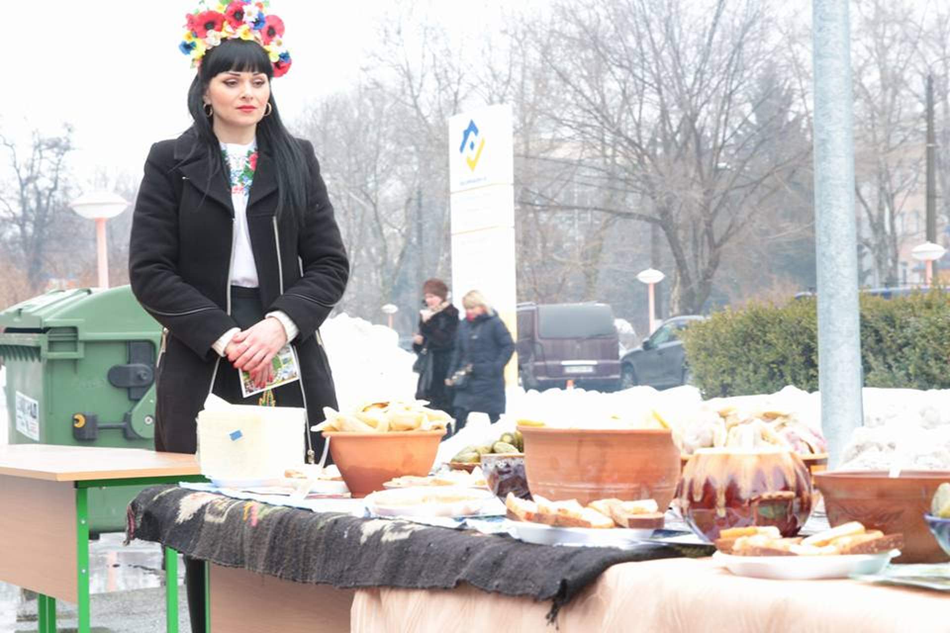 Возле Одесской ОГА хвастались сокровищами Одесской области
