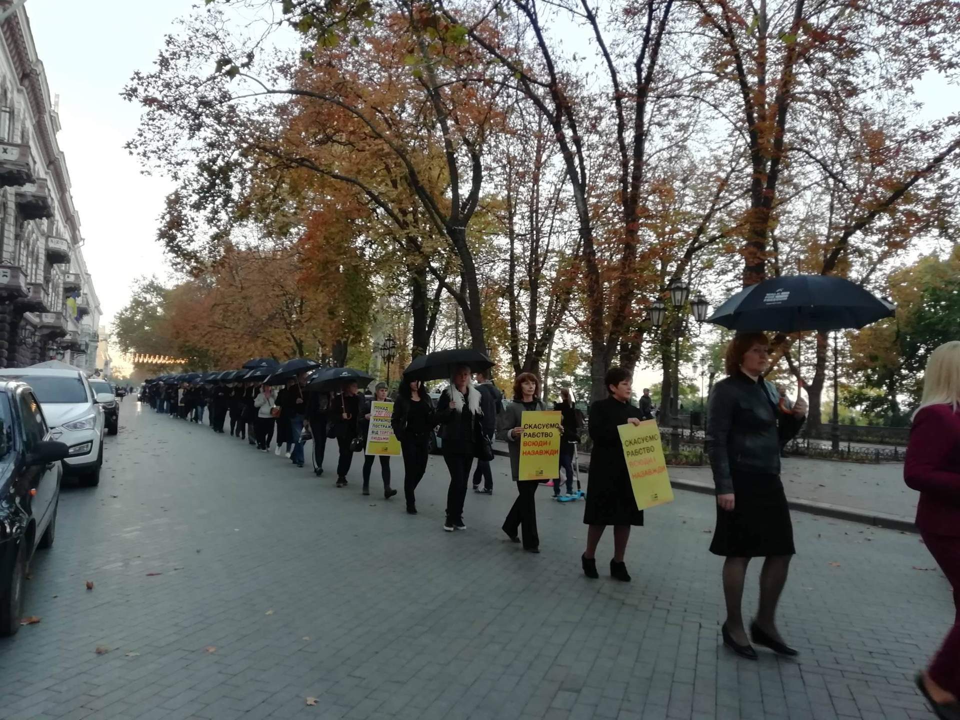 У чорному та з парасолями: в Одесі пройшла акція проти торгівлі людьми