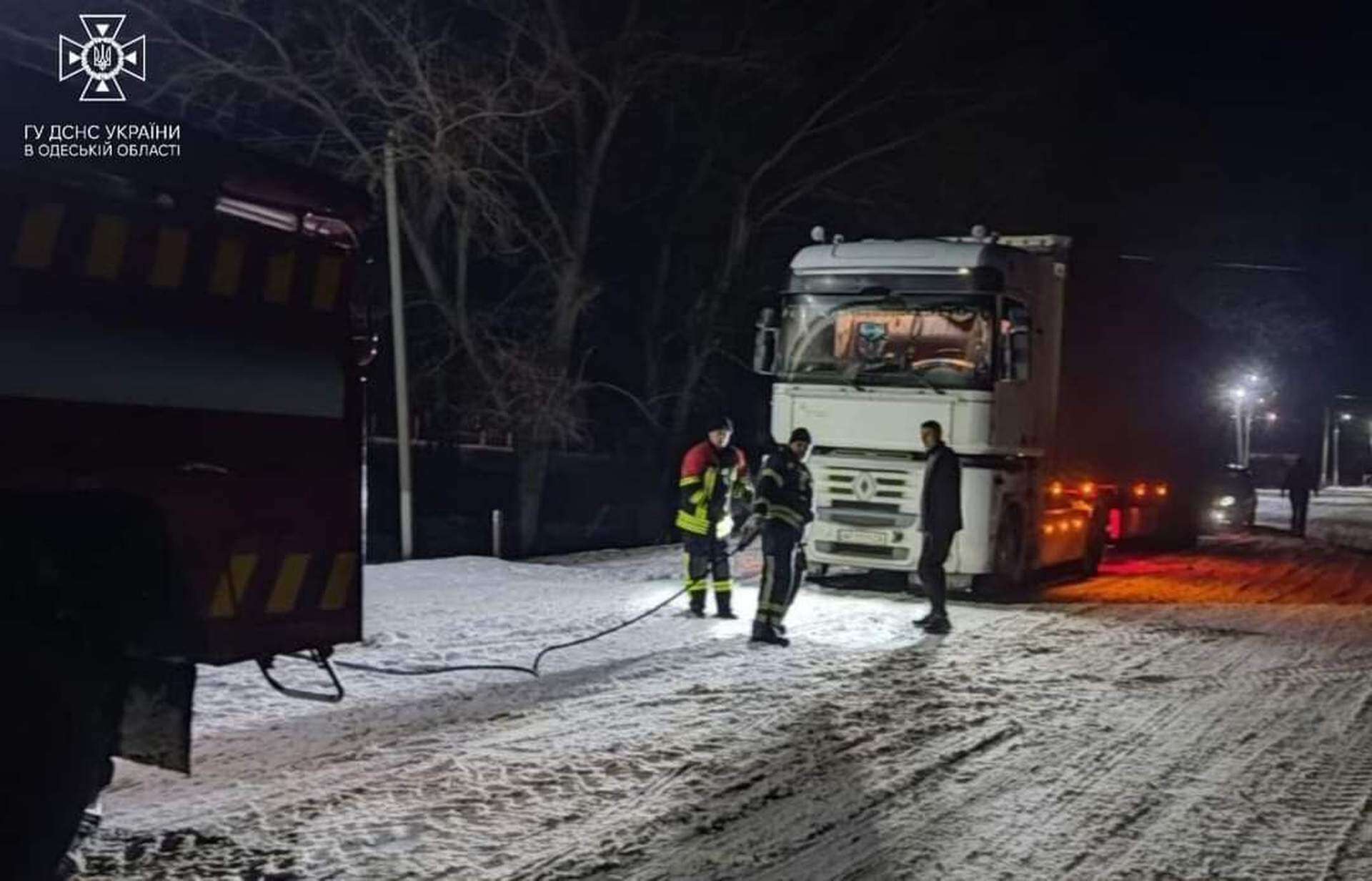 Одеські рятувальники звільнили зі снігового полону 14 автомобілів