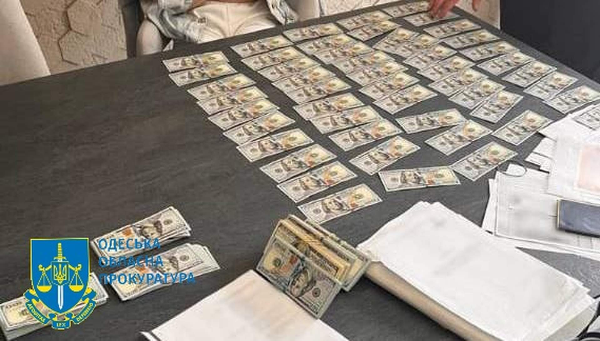 Справу про вимагання одеськими "міграційниками" 20 тисяч доларів скерували до суду