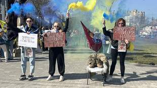 Семьи военных с файерами и флагами вышли на акцию в Николаеве