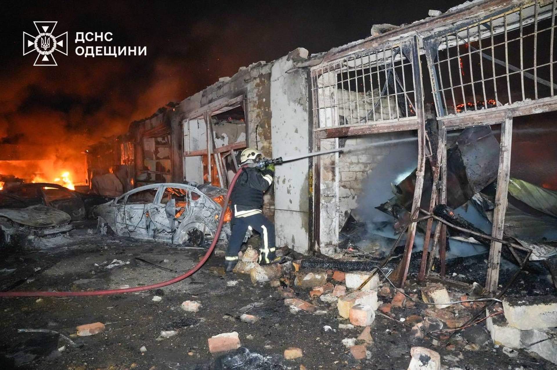 Пожежі та смерть: росіяни вночі атакували Одесу дронами