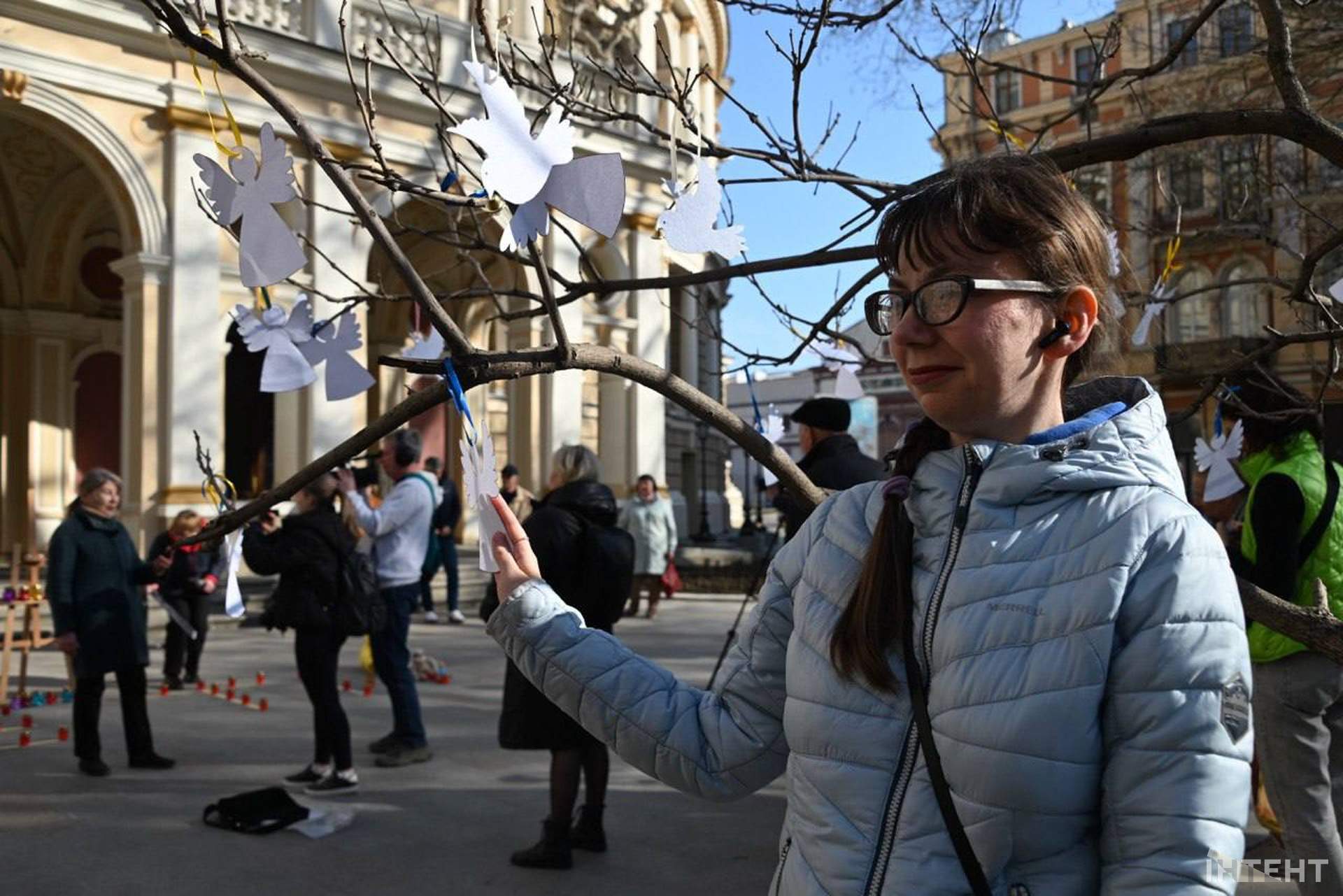 В Одесі вшанували пам'ять вбитих росіянами у драмтеатрі Маріуполя