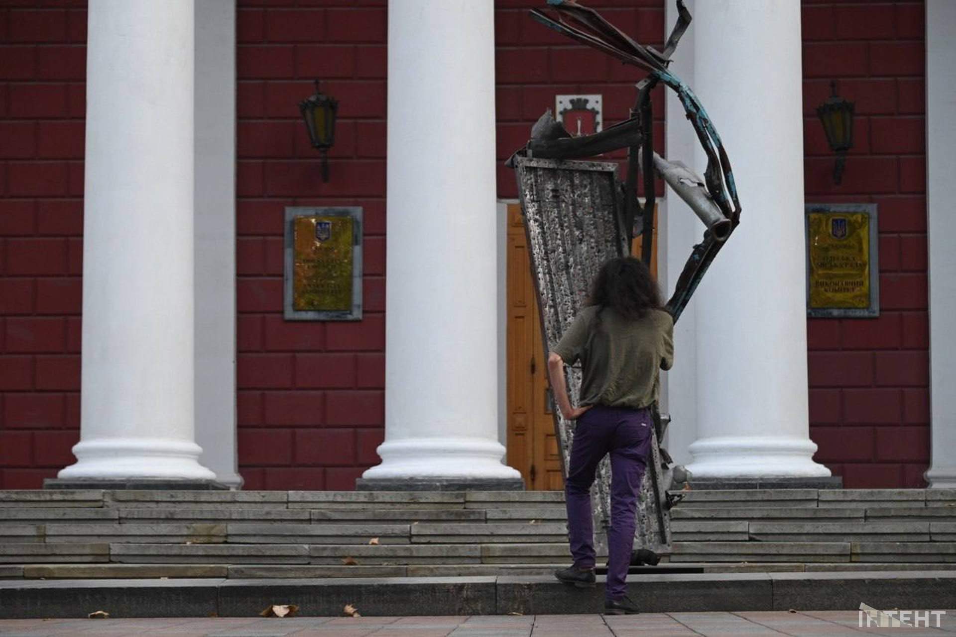 В Одесі перед мерією показали скульптури Реви з металу, пробитого уламками