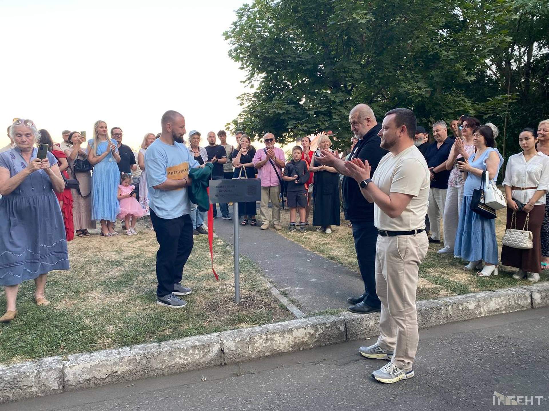 У сквері Челебіджіхана в Одесі встановили пам'ятну табличку на його честь