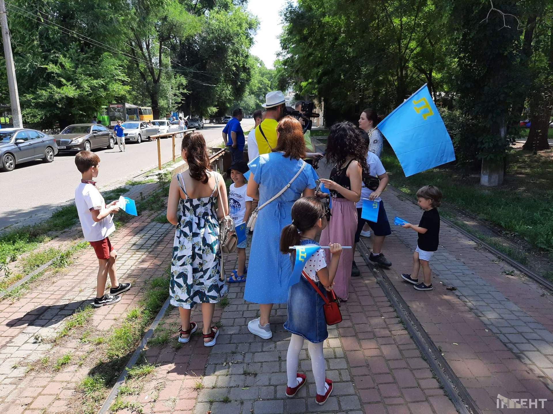 В Одесі влаштували мегамарш вишиванок та автопробіг до дня кримськотатарського прапору
