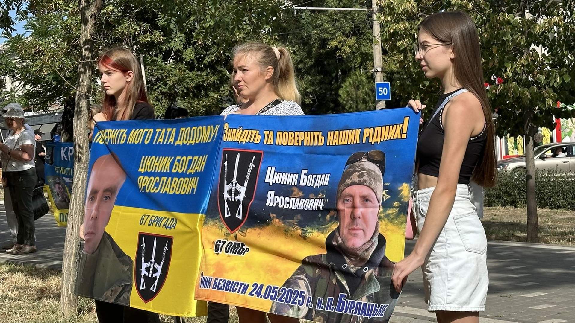 Миколаївці зустріли двох воїнів, звільнених із полону