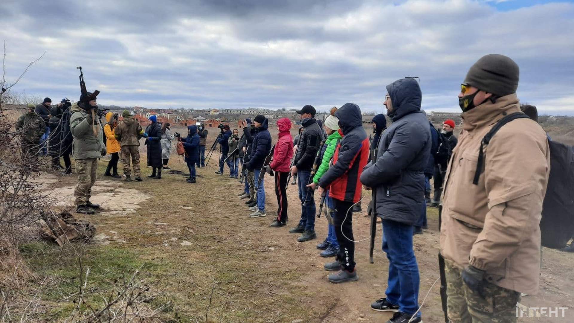 Не панікуй! Готуйся: в Одесі навчали цивільне населення поводитись зі зброєю