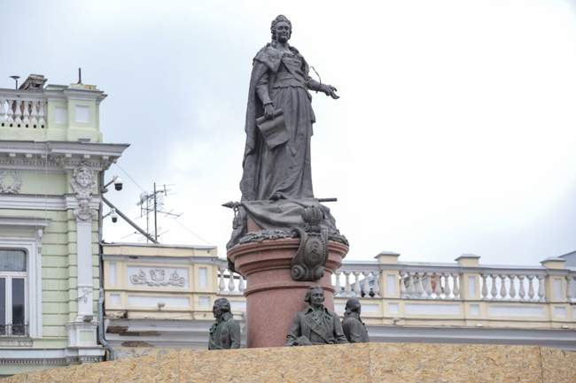 Пам'ятник Катерині в Одесі частково сховали за паркан