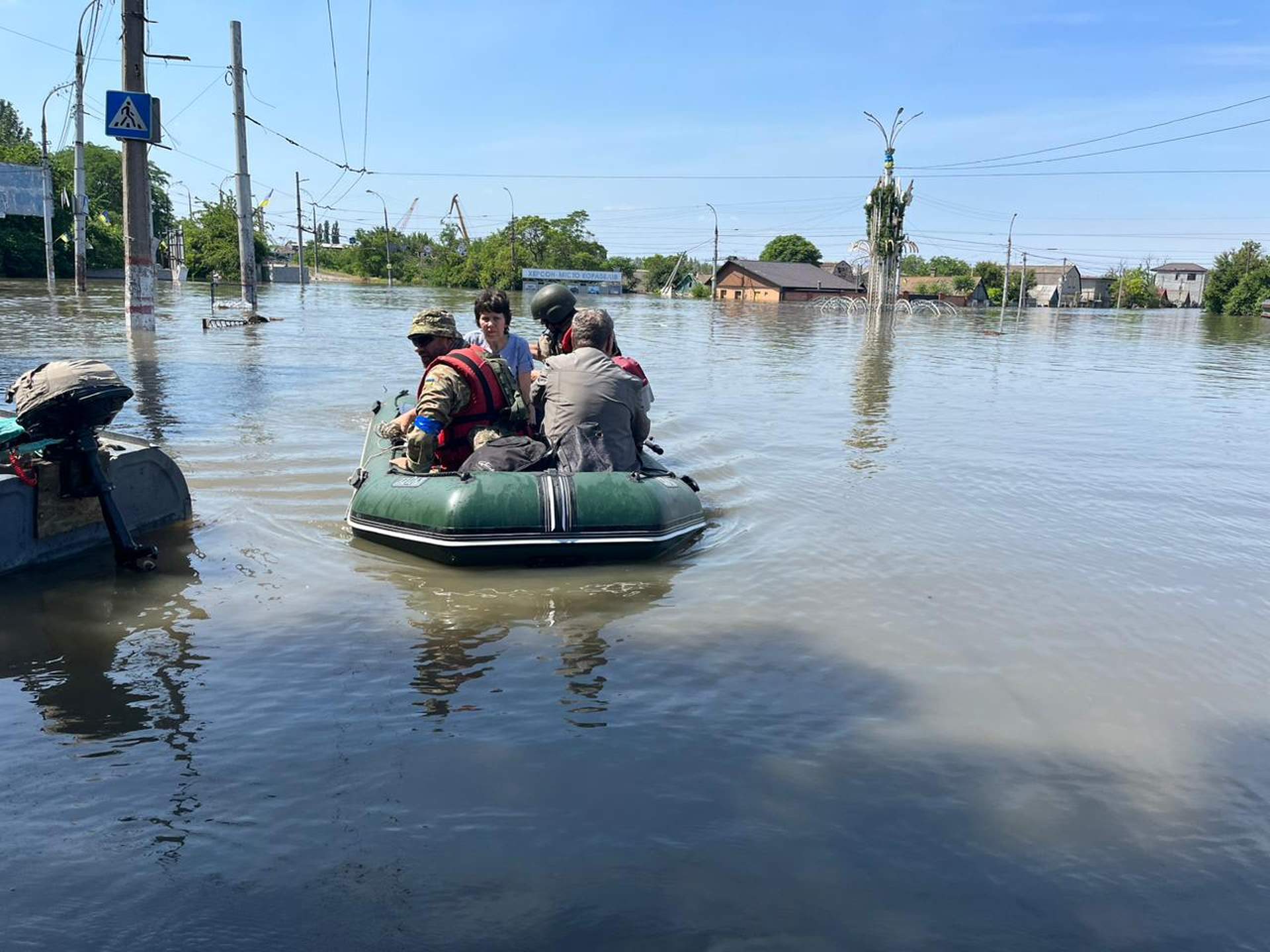Нацгвардійці з Одеси рятують постраждалих в місцях затопленої Херсонщини
