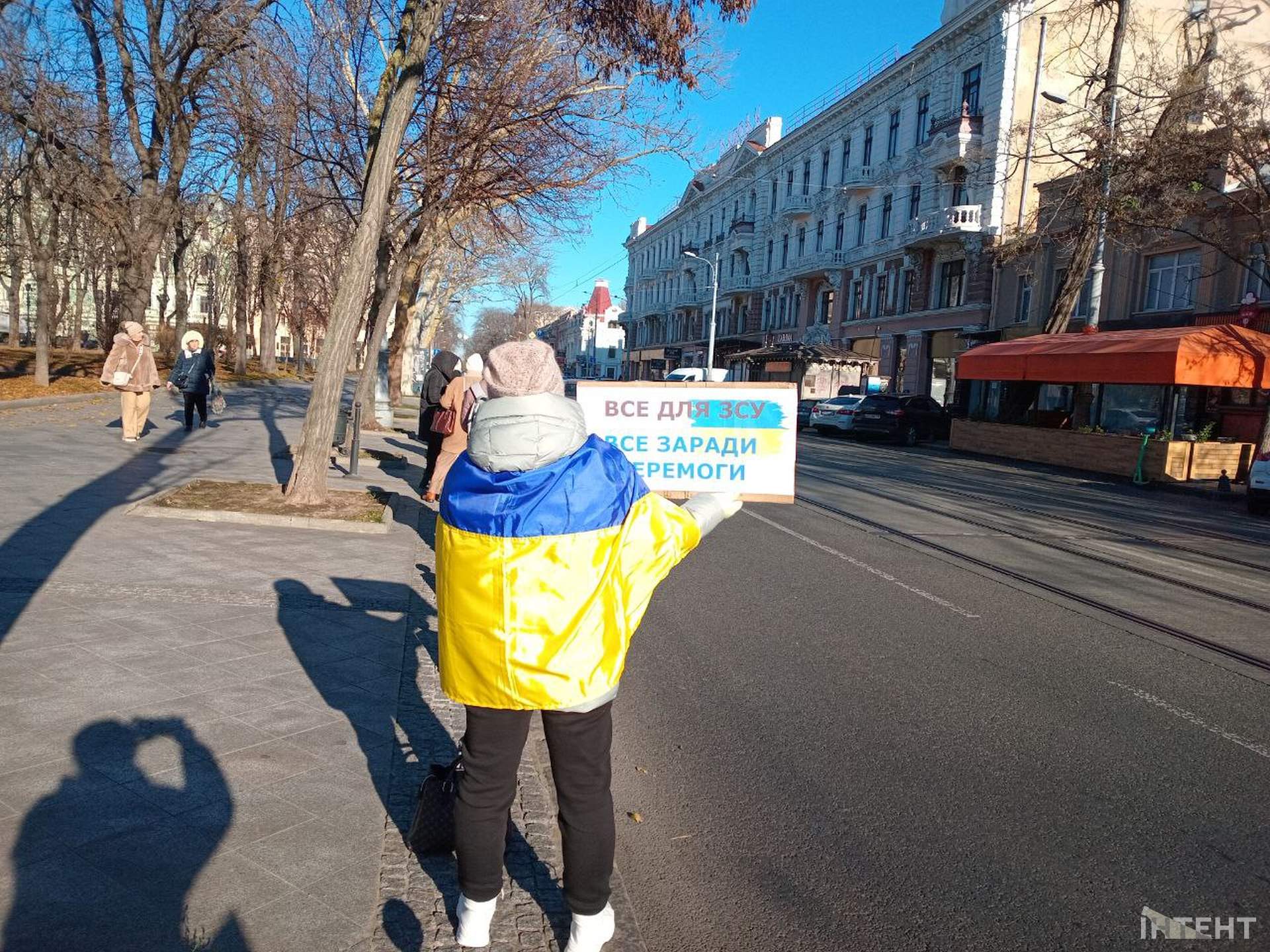 Фронт наближається: в Одесі протестуючи проти недоречних закупівель стояли вздовж вулиці