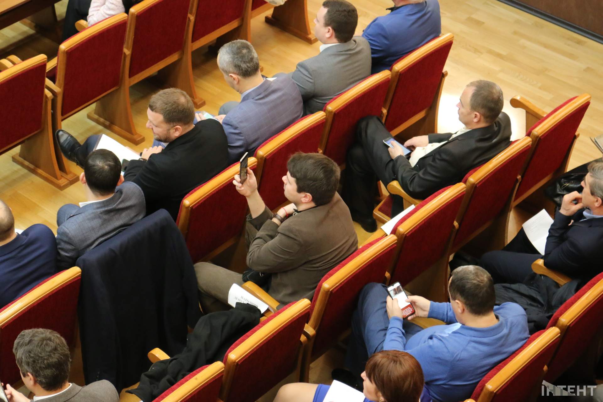 Сесія Одеської обласної ради: мітинг ззовні і напруга всередині