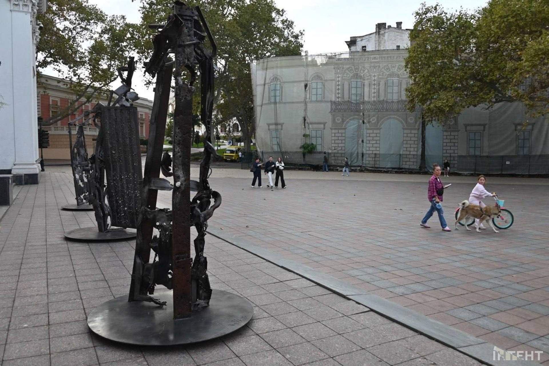 В Одесі перед мерією показали скульптури Реви з металу, пробитого уламками