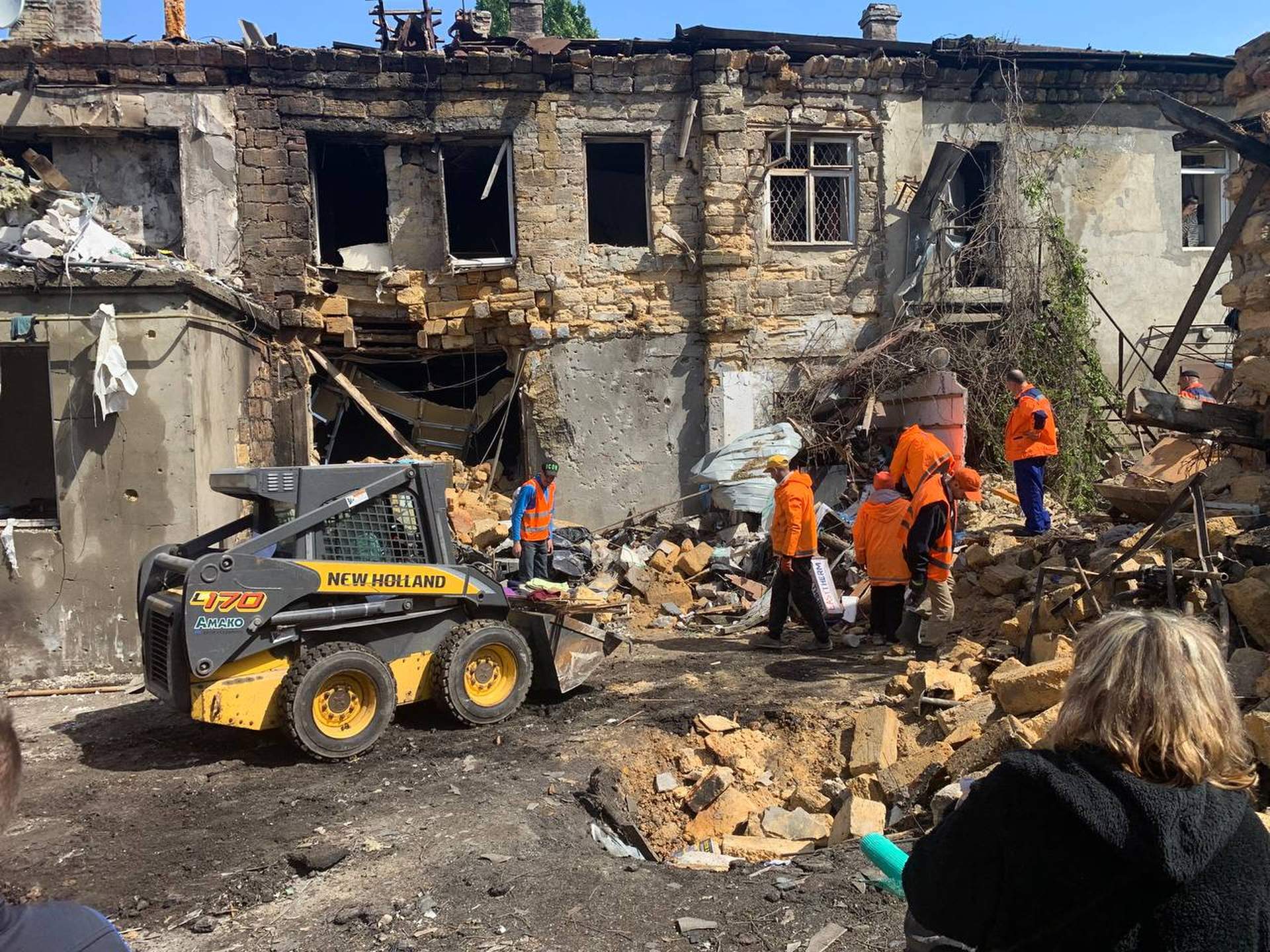 Наслідки влучання російського дрона в житлові будинки Одеси у світлинах