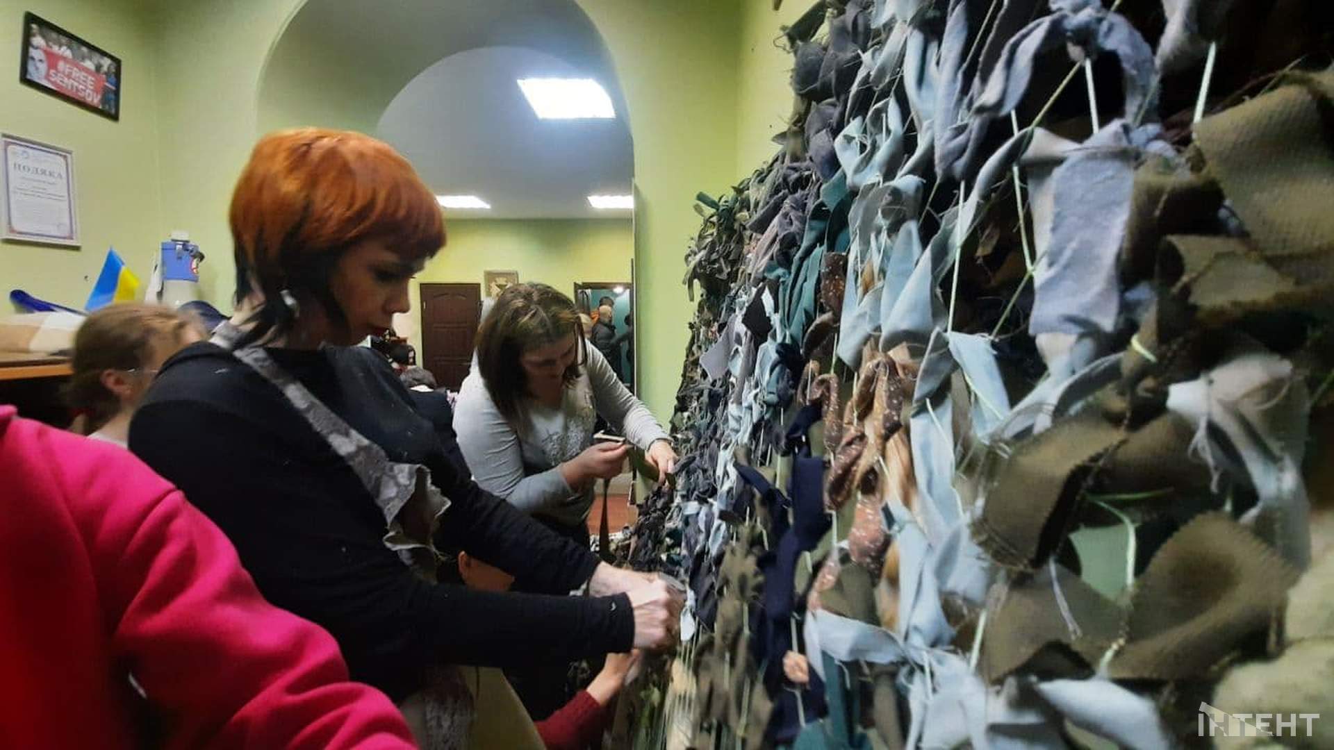 Одесити плетуть маскувальні сітки для військових