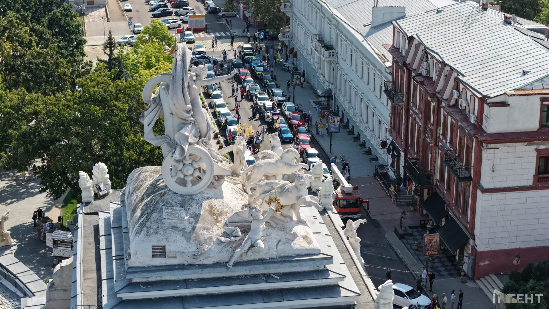 Одесити влаштували автопробіг із прапорами та фаєрами до Дня Незалежності
